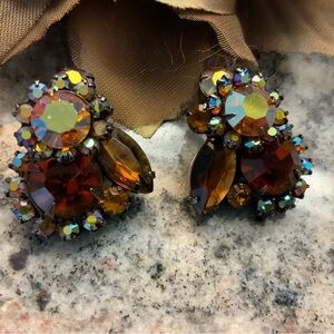 ♥️♥️A lovely pair of D&E Juliana earrings. In amber Aurora Borealis crystals.